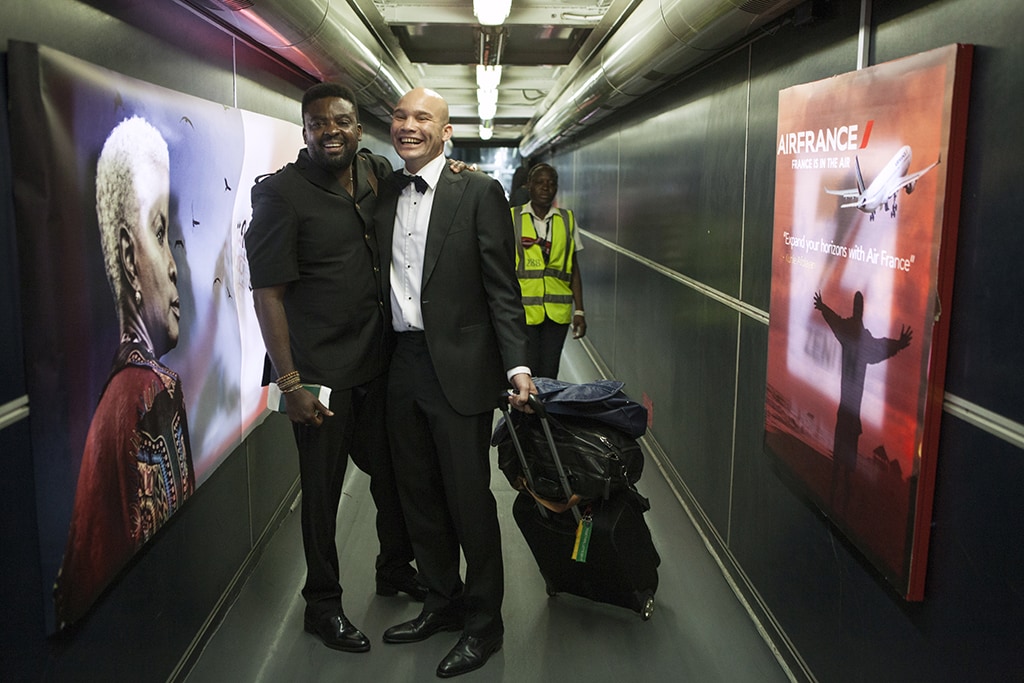 Nigerian director Kunle Afolayan (L) and Air France commercial director Arthur Dieffenthaler (R) pose before boarding a Air France flight for the premiere of the film 