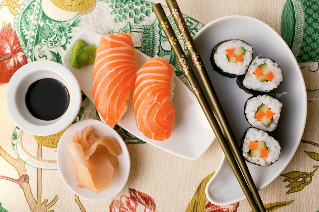 Verschiedene Sushi mit Ingwer, Sojasauce und Wasabi